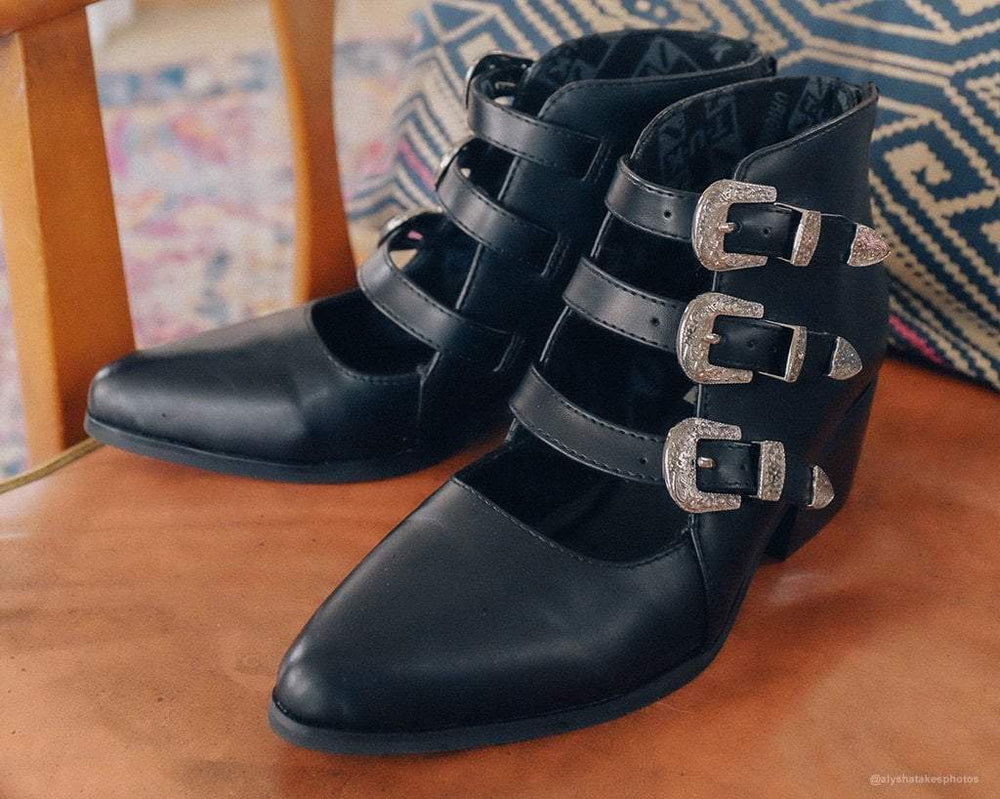 T.U.K. Shoes A9625L Black Western Buckle Block Heel