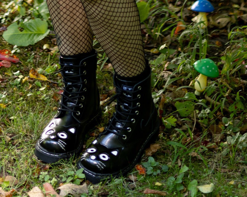 T.U.K. Shoes T2343 Black Leather Kitty Boot