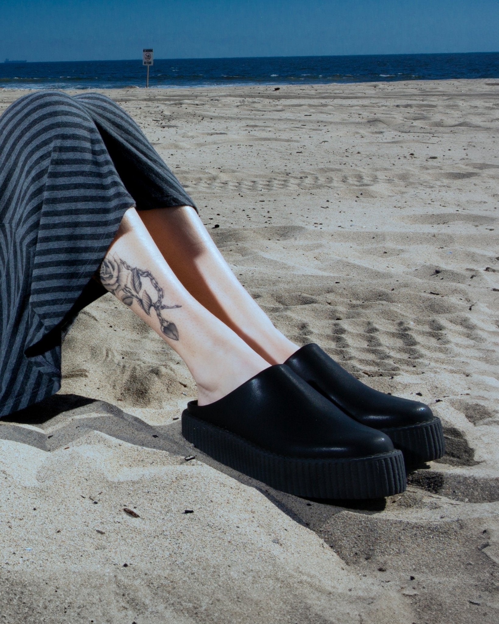 T.U.K. Shoes V3371L Black Leather Viva Mondo Creeper Clog