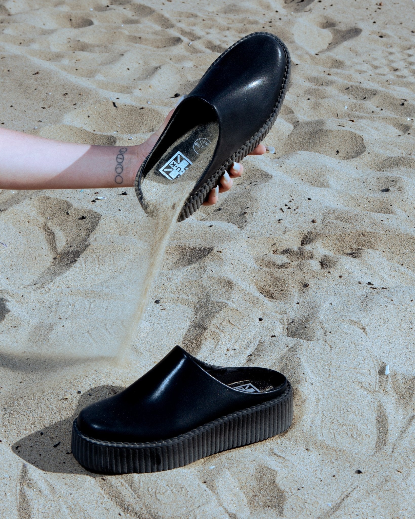 T.U.K. Shoes V3371L Black Leather Viva Mondo Creeper Clog