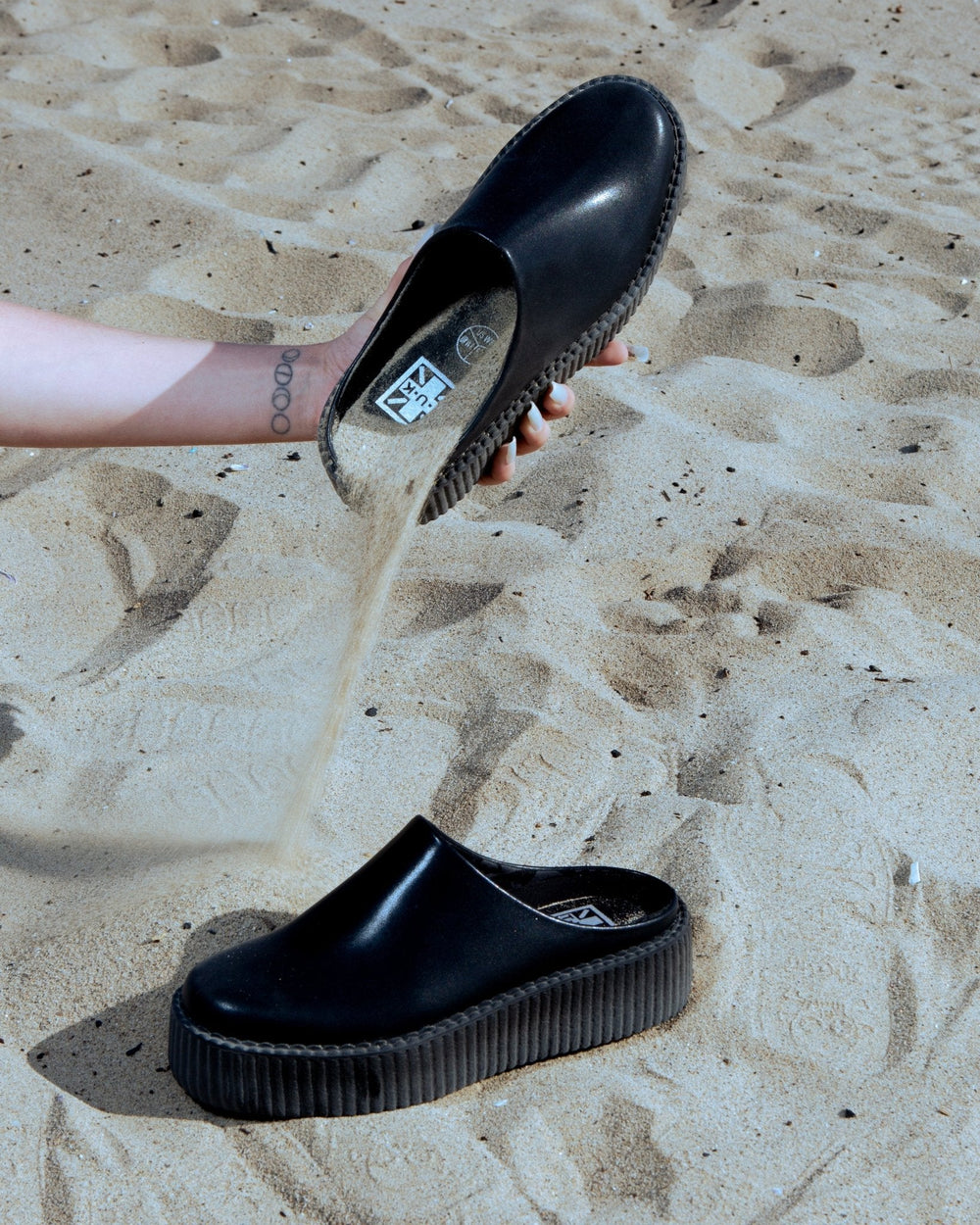 T.U.K. Shoes V3371L Black Leather Viva Mondo Creeper Clog